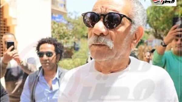 صدمة وانهيار. سيد رجب يشيع جثمان والد زوجته من مسجد أسد بن الفرات| صور