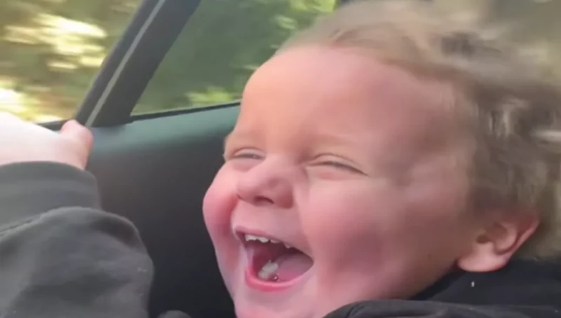 فرحة طفل بالريح ملايين المشاهدات (فيديو)