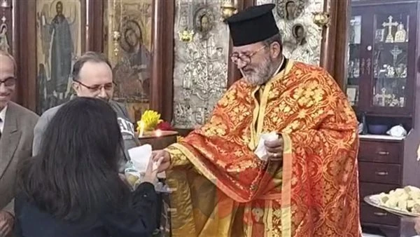 الشموع والبيض الملون .. أقباط دمياط يحتفلون بسبت النور بكنيسة الروم الأرثوذكس