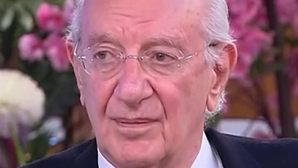 كان بيصوت ويقول ابني مات. لحظات صعبة عاشها محمد عبد الوهاب بعد وفاة عبد الحليم