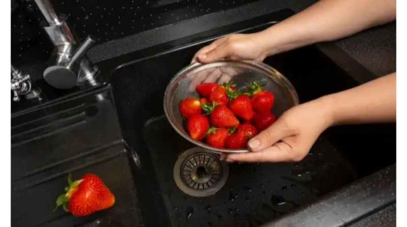 "اوعي تتهري منك"، لا تغسلي الفراولة بهذه الطريقة وجربي "البيكربونات"