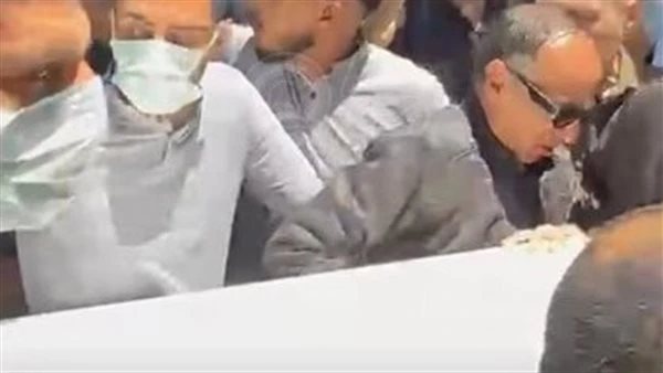 وصول جثمان والد منة شلبي لبدء مراسم الجنازة. فيديو