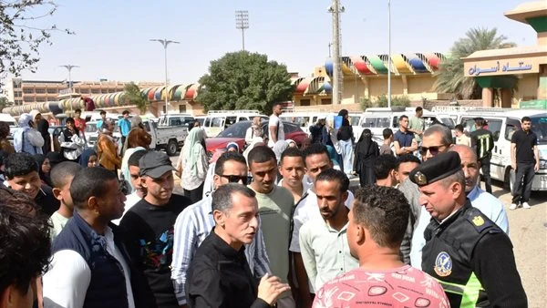 تدخل عاجل من المحافظ يغير وجه النقل الجامعي في أسوان