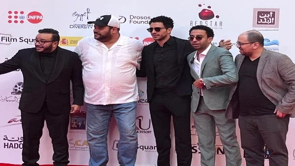 وصول عصام عمر لتكريمه بمهرجان الإسكندرية للفيلم القصير