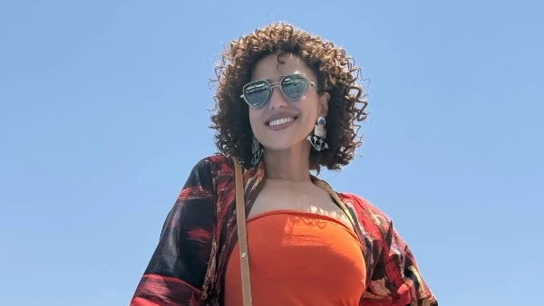 حنان مطاوع تخطف الأنظار بإطلالة صيفية مبهجة وسط الطبيعة