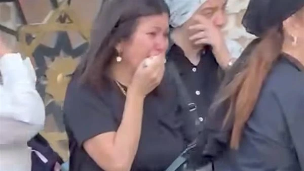 عياط وصدمة. انهيار الإعلامية دينا رامز في جنازة والدها| صور