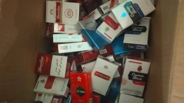 ضبط 1300 عبوة غذائية وسجائر مهربة وطناً من المخللات الفاسدة في الغربية