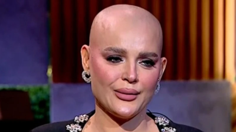 مش هتكسف من شكلي، هبة السيسي تغالب الدموع: رفضت ألبس باروكة دعما لمريضات السرطان