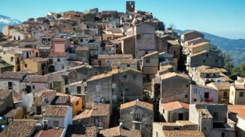 منازل بيورو واحد. مبادرة إيطالية تعيد الحياة للقرى المهجورة