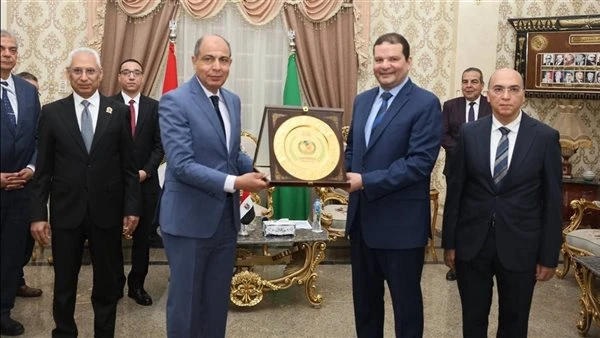 توقيع عقود اتفاق تقديم خدمات التأمين الصحي الشامل مع المستشفيات الجامعية والقطاع الخاص بالمنيا