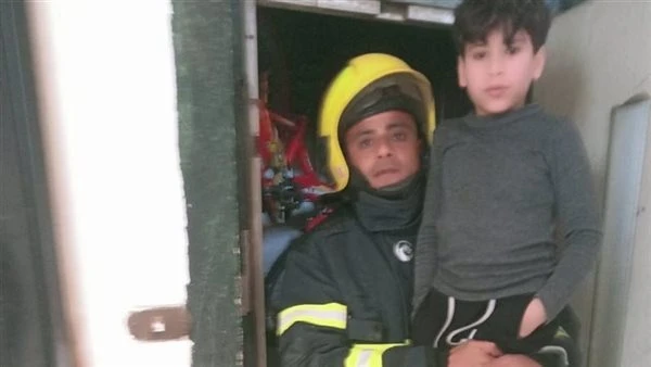 الحماية المدنية تنقذ صغيرا احتجز داخل أسانسير بالقاهرة