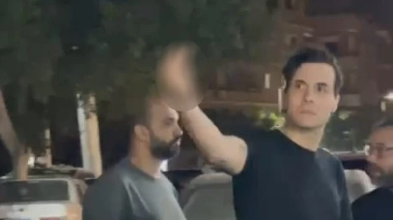 إشارة أمير عيد غير اللائقة في ميزان الطب النفسي