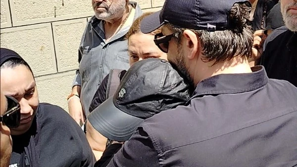 باس راسها.. كريم عبدالعزيز يواسي منة شلبي في جنازة والدها