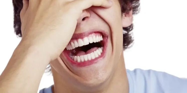 هل الضحك فعلاً يطيل العمر؟ حقيقة علمية عن فوائد الضحك