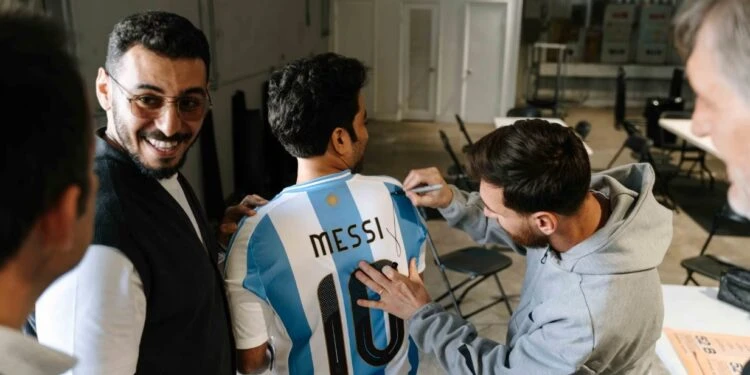 علي العربي. مخرج مصري لعب مع ميسي وارتدى فانلته