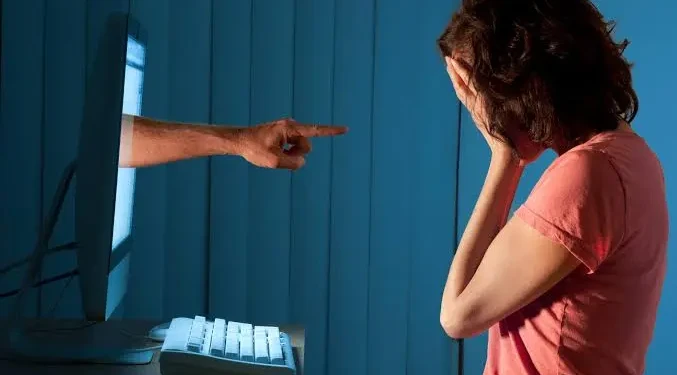 استغاثة عاجلة لسيدة روسية تتعرض لابتزاز إلكتروني مستمر منذ 10 سنوات