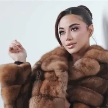 يارا السكري تستمتع بعطلتها على أحد الشواطئ بجدة (صور)