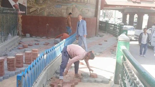 استمرار تطوير أرصفة ميدان الشهيد أحمد جلال بحي شرق أسيوط