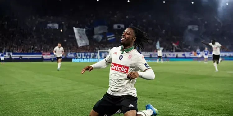 نسور نيس حلقوا في سماء ستراسبورج. وخطفوا تذكرة النهائي