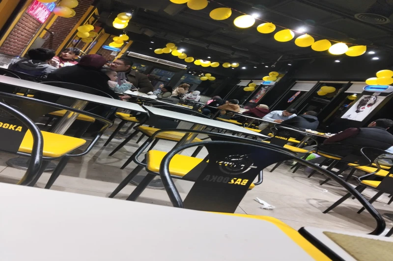 فراخ بالريش داخل بازوكا تشعل السوشيال ميديا. فيديو صادم يثير الجدل حول جودة الطعام