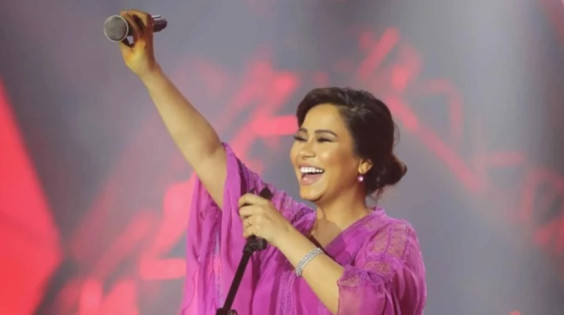 "صفارة" ترفض الصمت. كيف تأثرت شيرين عبدالوهاب بمشهد "تيتانيك" في عودتها