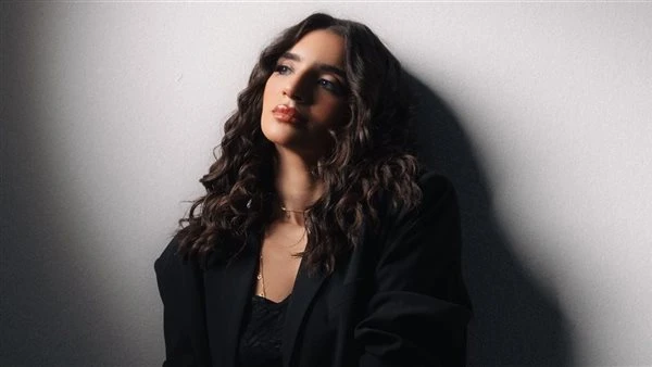 ميرنا شلبي تطلق أغنية "الأعذار المتقالة" مع فايرال ويف