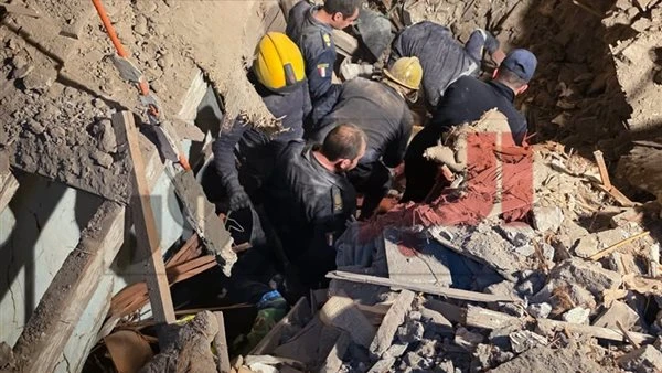 انهيار عقار بالجمالية يسفر عن 6 جثث ومصابين.. والحماية المدنية تواصل البحث تحت الأنقاض