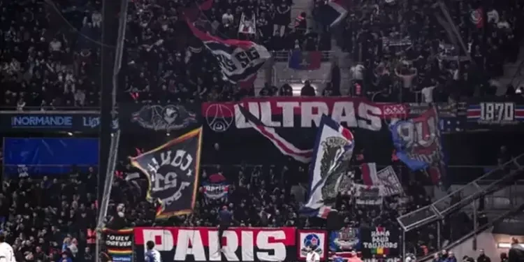 ألتراس باريس عجنوا بعض في الأتوبيس. والرحلة باظت قبل ما تبدأ