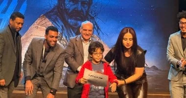 محمد جمعة يقدم تكريم الطفل عبد الله كمال عطية فى ختام مهرجان المسرح العالمى