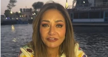 ليلي علوي توجه رسالة للكينج محمد منير من أسوان: بحبك وبدعيلك.. فيديو