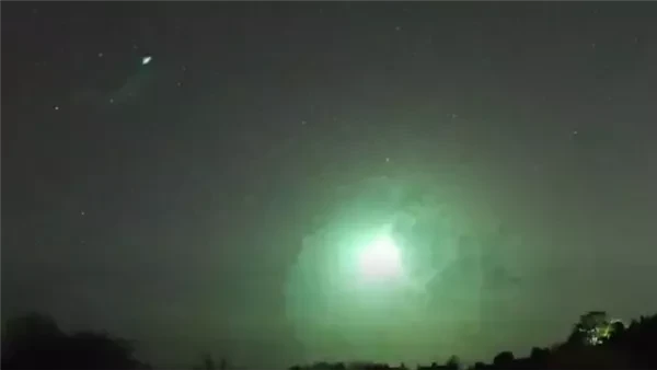 كرة نارية خضراء تشق سماء بريطانيا… والعلماء يكشفون السر
