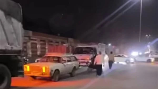 تصادم تريلا بدراجة نارية على دائري المحلة وإصابة شاب بحالة حرجة