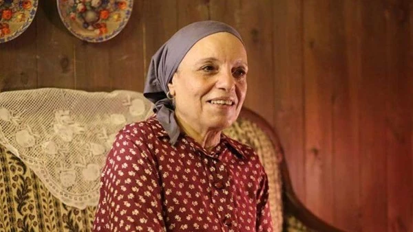 ربنا نجاه بأعجوبة .. سقـوط شرفة منزل على سيارة نجل عارفة عبد الرسول