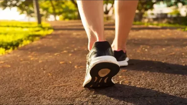 المشي.. وسيلة فعّالة لحرق السعرات وخسارة الوزن دون معدات معقدة