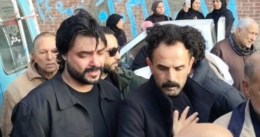 انهيار السيناريست محمود حمدان خلال تشييع جنازة والده بالبحيرة.. صور