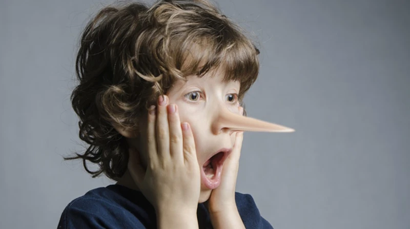 تترك أثرا نفسيا سلبيا على الطفل، استشاري يحدد المسموح والممنوع في كذبة أبريل