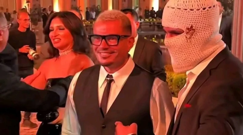 "بصوا بتصور مع مين". ماذا قالت لغة الجسد عن لقاء عمرو دياب بتووليت