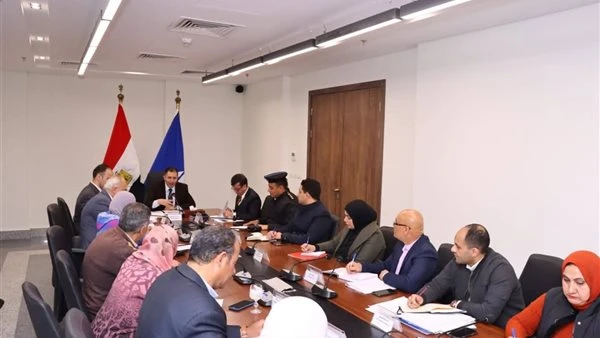 محافظ دمياط يبحث تحديد الأماكن والأوقات المسموح فيها انتظار المركبات