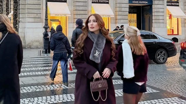 نسرين طافش تخطف الأنظار بإطلالة شتوية أنيقة في شوارع باريس| صور