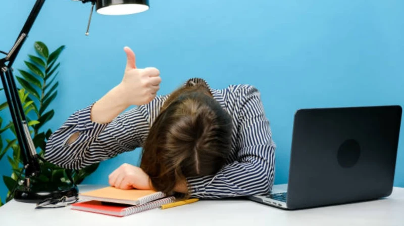 "على قد فلوسكم". موظفة تنتقم من مديرها بالنوم في المكتب لمدة 5 ساعات