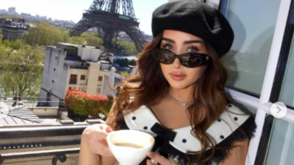 من أمام برج ايفل..هنا الزاهد تتألق في أحدث ظهور لها بباريس