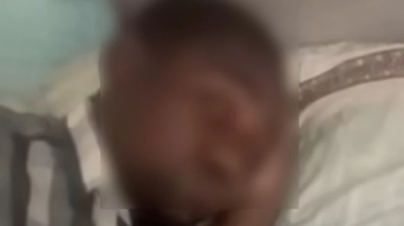 تصرف غريب لمهاجر أفريقي يثير سخرية بعد اقتحامه شقة سكنية (فيديو)