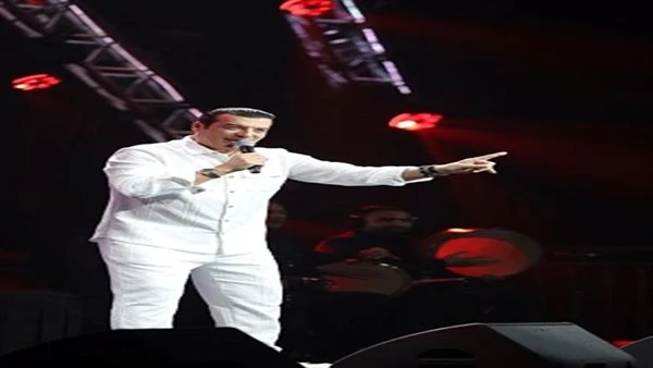 كامل العدد. إيهاب توفيق يتألق في حفل جماهيري بـ أبو ظبي | صور