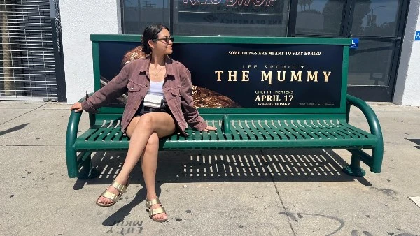 مي الغيطي تروّج لفيلم “The Mummy” في شوارع أمريكا.. وتجتمع مع صُنّاع العمل أمام البوستر العالمي