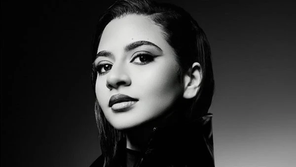 بسنت حاتم تتألق بإطلالة الأبيض والأسود وتبرز أناقتها العصرية