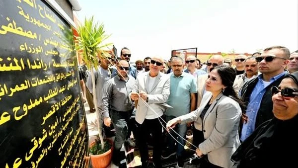 وزيرة الإسكان ومحافظ الأقصر يفتتحان مشروعات صرف صحي بـ«أرمنت»