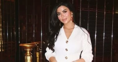 إطلالة جديدة للفنانة كارولين عزمي بالفستان الأبيض