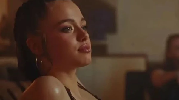 شيلوه جولي تخطف الأنظار مع أول ظهور لها في عالم الفن| شاهد