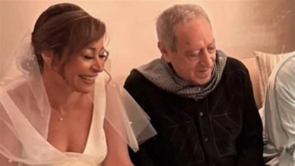 بعد وفاته بأيام. منة شلبي تحيي ذكرى ميلاد والدها وتنشر صورة زفافها معه لأول مرة