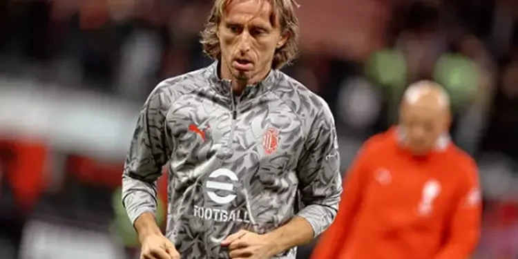 مودريتش حاطط رجل على رجل. وبيشرط على الميلان